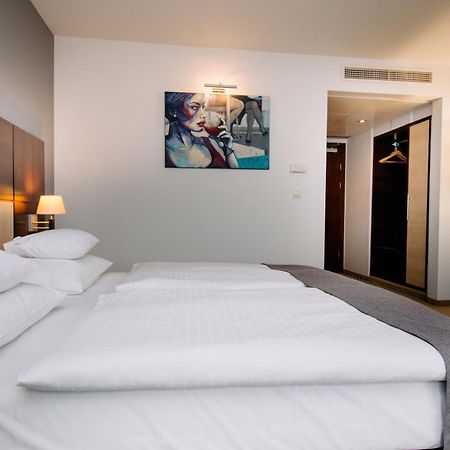 Ruben Hotel Zielona Gora Bagian luar foto