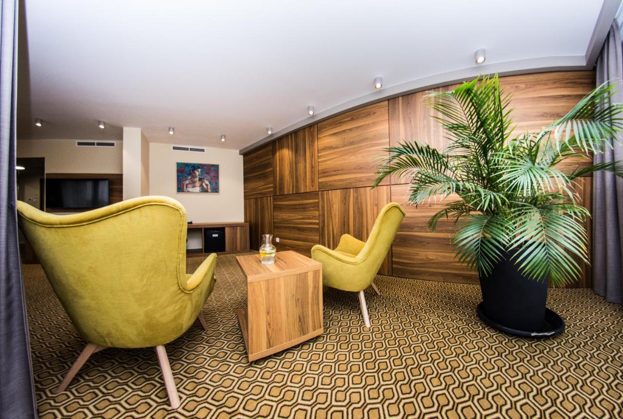 Ruben Hotel Zielona Gora Bagian luar foto