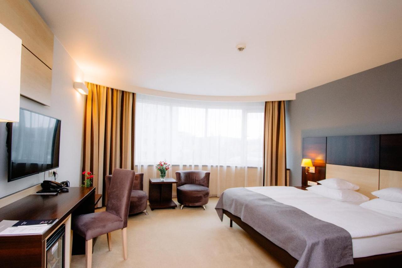 Ruben Hotel Zielona Gora Bagian luar foto