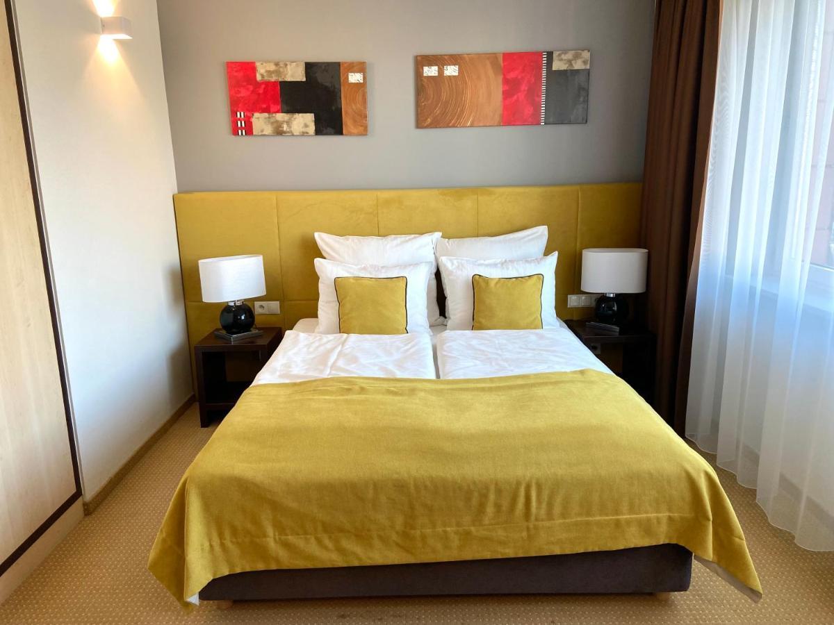 Ruben Hotel Zielona Gora Bagian luar foto