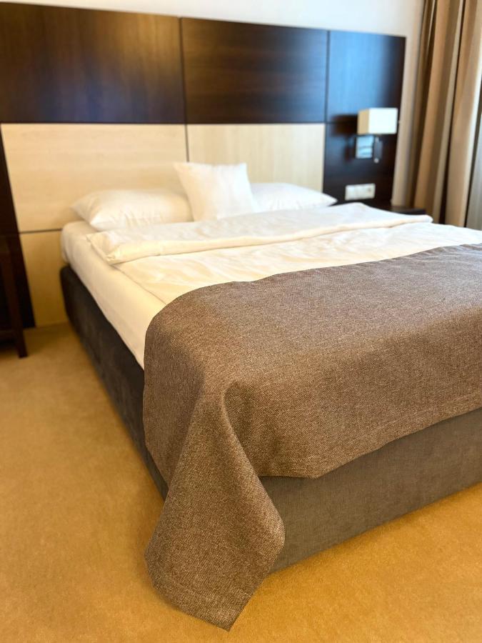 Ruben Hotel Zielona Gora Bagian luar foto