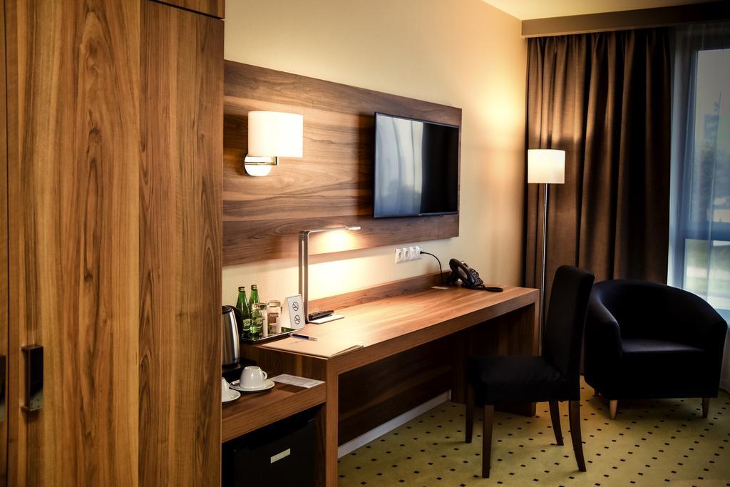 Ruben Hotel Zielona Gora Bagian luar foto